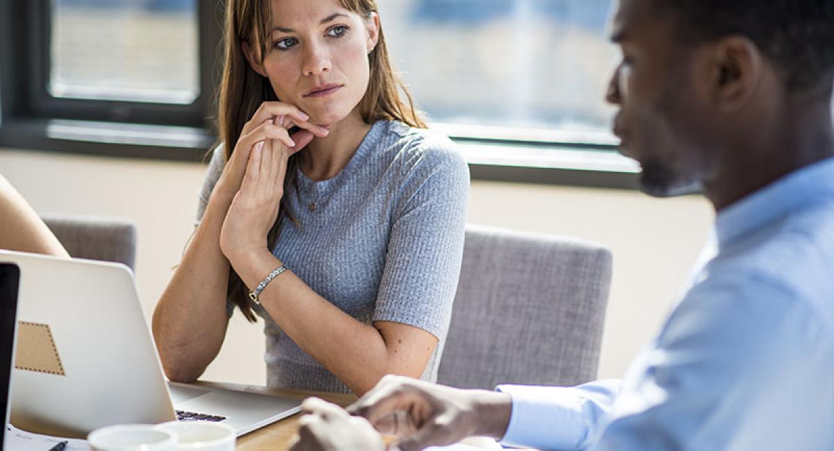 In een-op-eengesprekken verschillen mannen en vrouwen niet in hun taalgebruik, wel benadrukken vrouwen vaker hun luisterrol